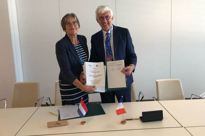 ASN Chairman Bernard Doroszczuk signs the Memorandum of Understanding with ANVS Chair of the Board Annemiek van Bolhuis.