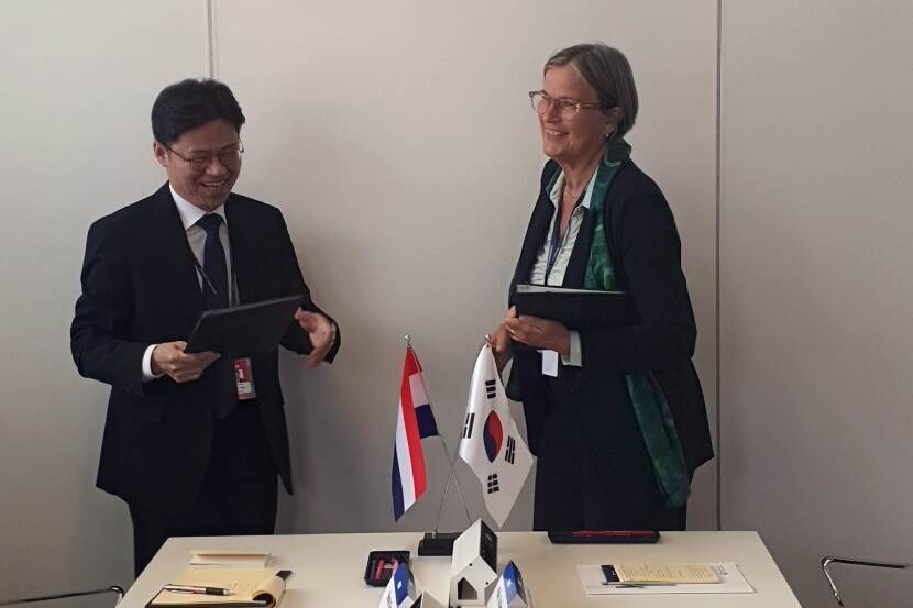 Yoo Gukhee, chairman of the NSCC and Annemiek van Bolhuis, chairman of the ANVS, sign the Memorandum of Understanding