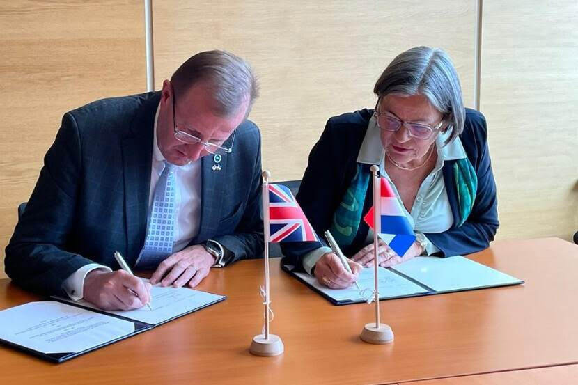 Mark Foy, Chief Executive and Chief Nuclear Inspector of the ONR and Annemiek van Bolhuis, Chairman of the ANVS, sign the Memorandum of Understanding